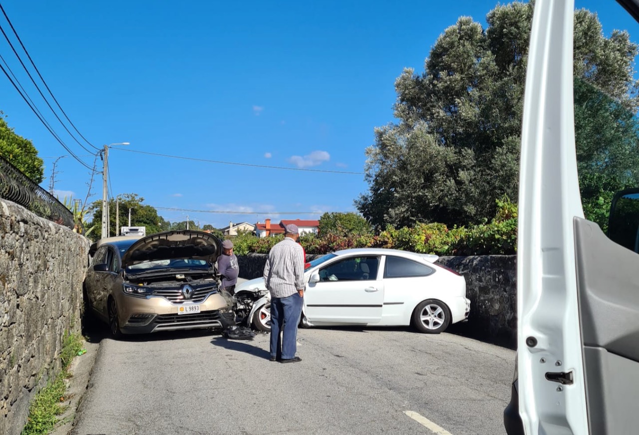 VIANA: Três feridos é o resultado de uma colisão entre carros em Alvarães