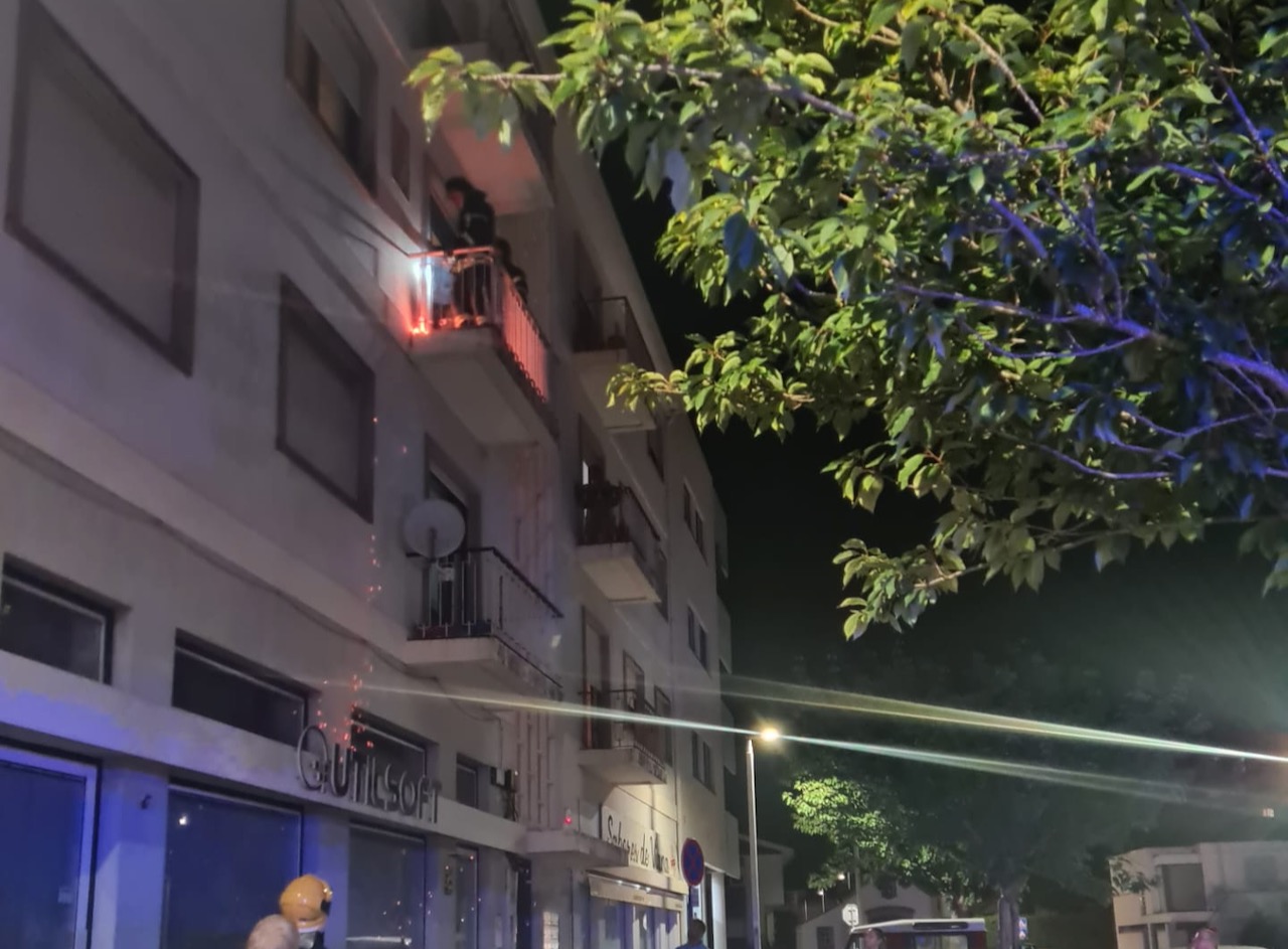VIANA: Incêndio numa varanda na rua Camilo Castelo Branco