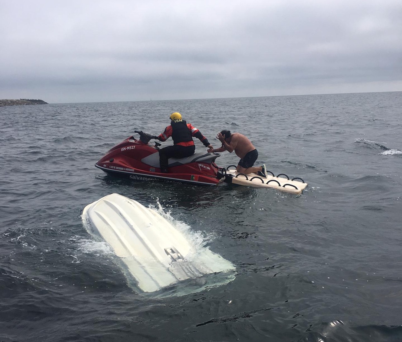 c/FOTOS: VIANA: Evitada tragédia na praia Norte depois de praticante de jetski emigrante dos Arcos de Valdevez ter afundado