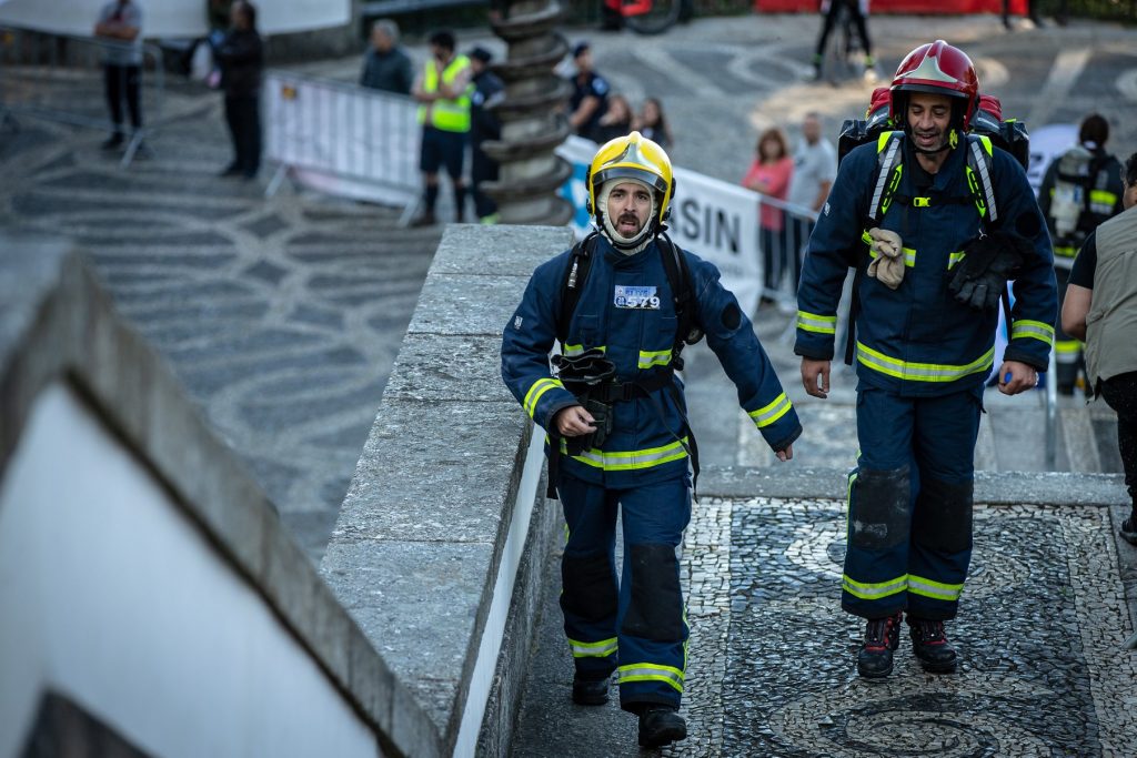 Mais de 800 bombeiros sobem em contrarrelógio escadório do Bom Jesus em Braga