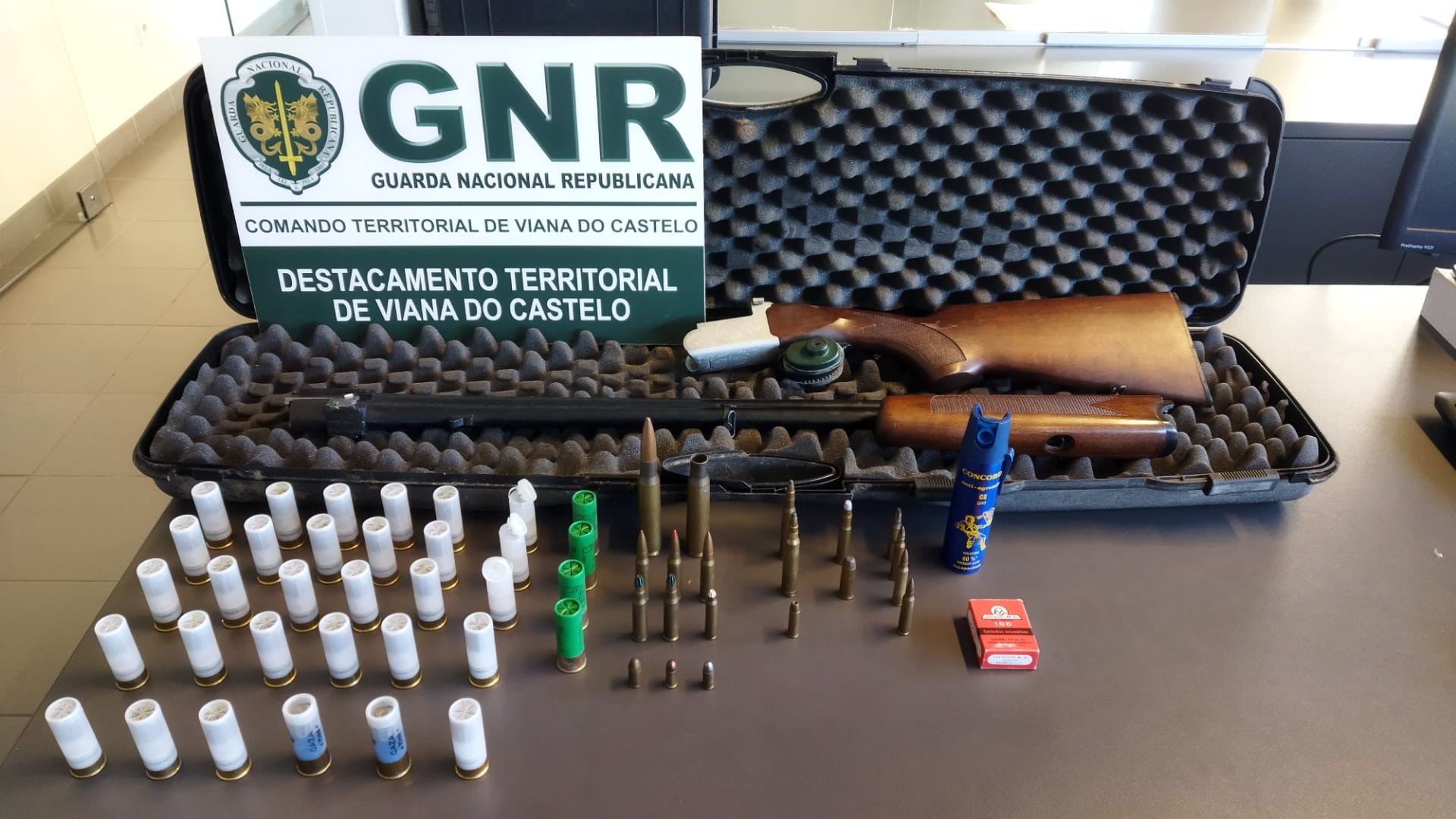 VIANA: Detido homem acusado de violência doméstica que tinha armas e munições