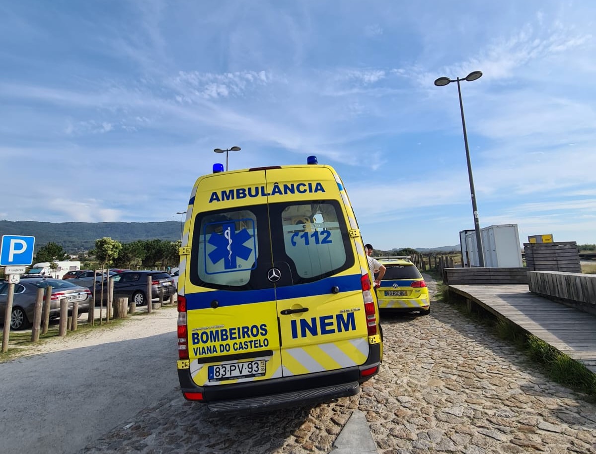 VIANA: Menino atrapalhou-se ao entrar no mar em Afife e foi levado ao hospital por precaução