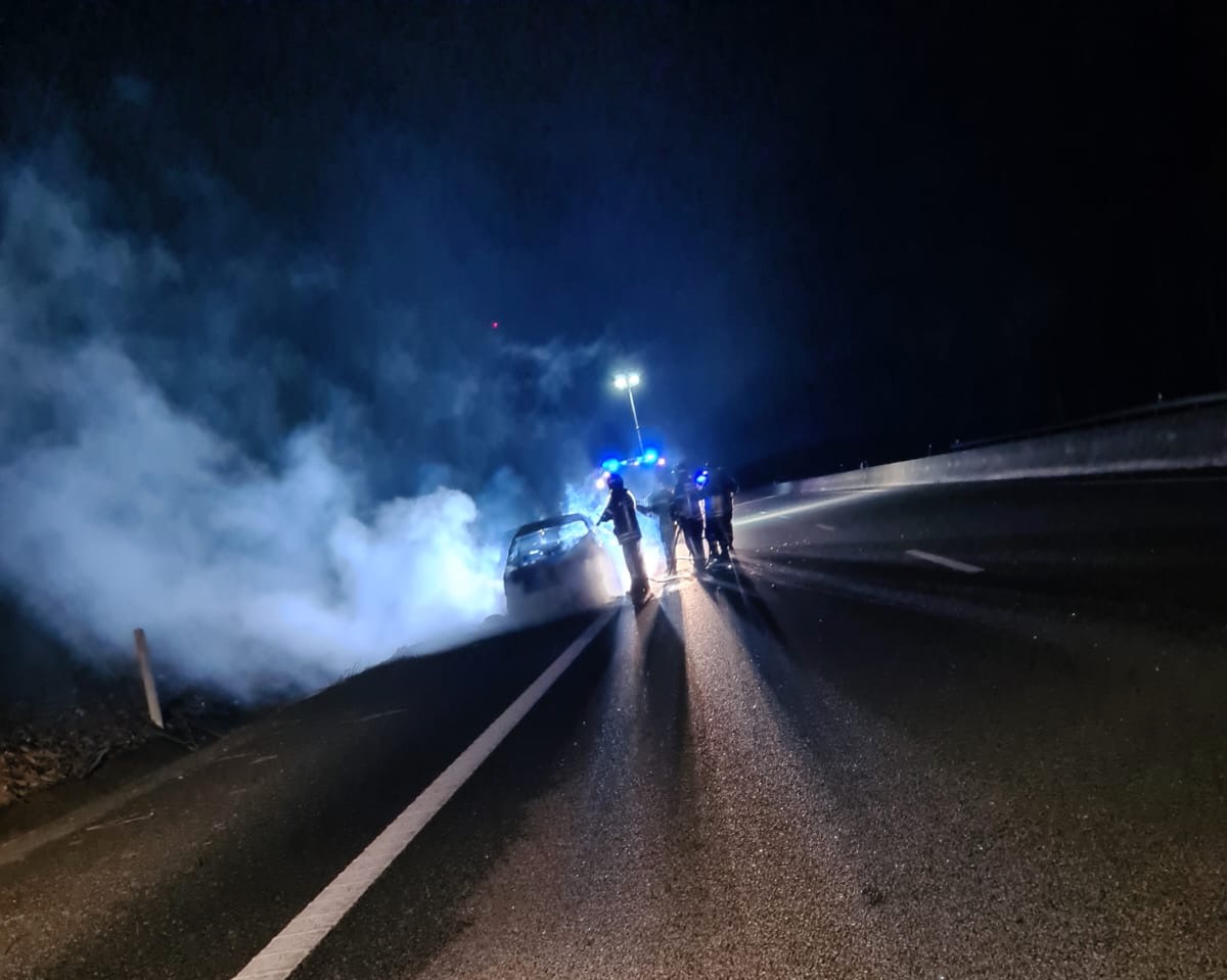 A28: Carro fica destruído após incêndio em Viana do Castelo