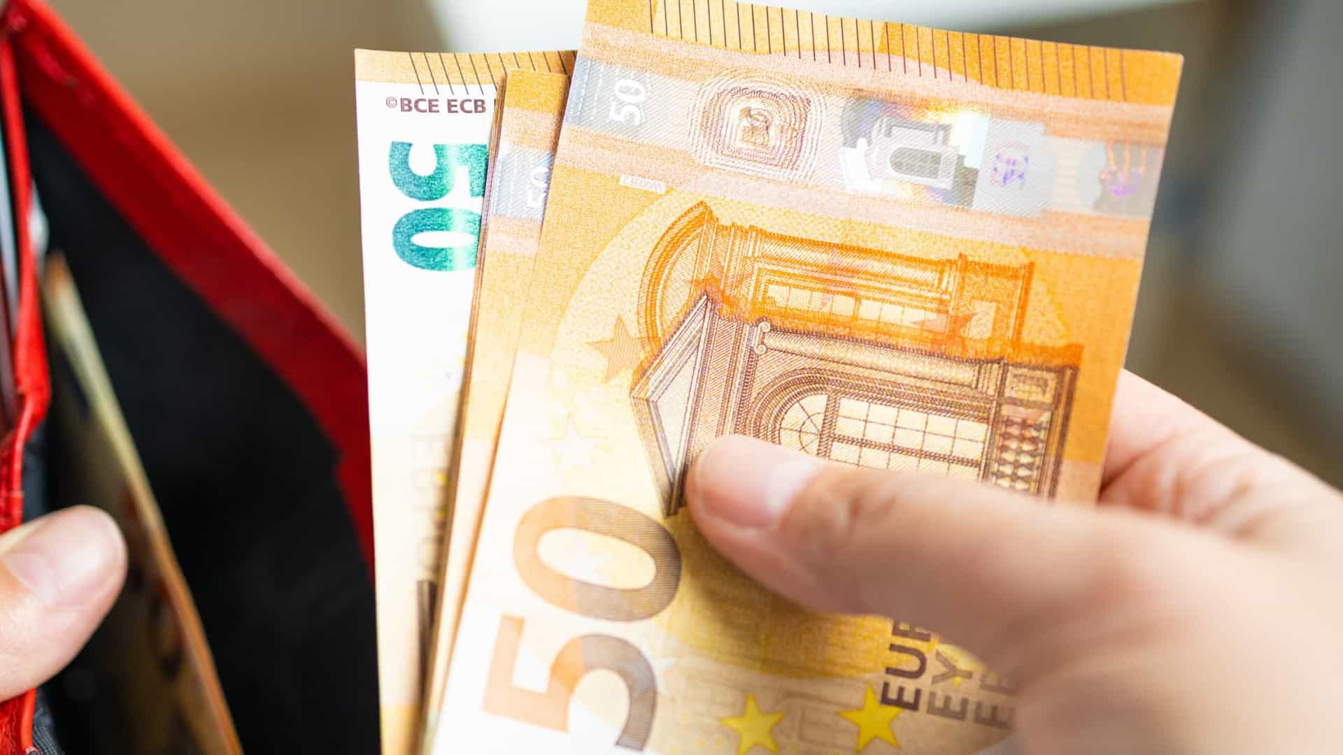 Governo quer aumentar o salário mínimo para 900 euros até 2026