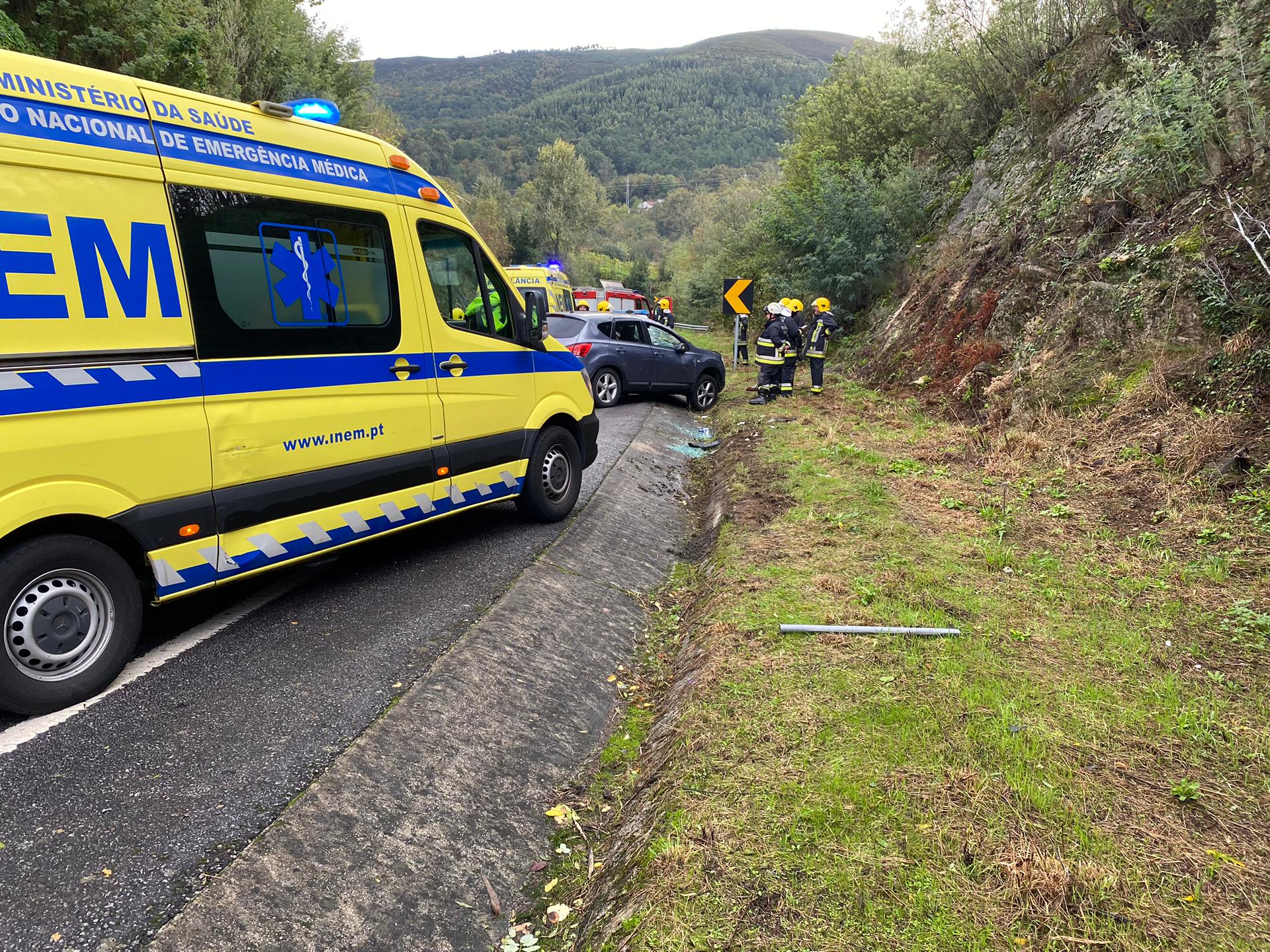 EN202: Capotamento de viatura em Melgaço faz um ferido