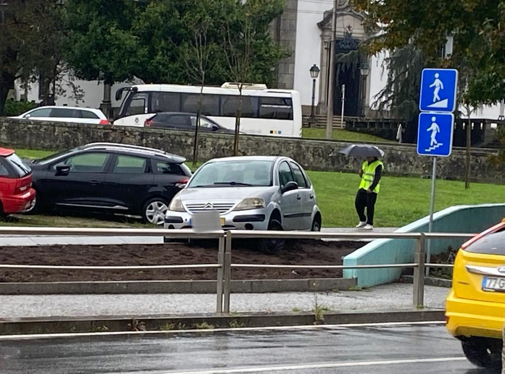 Despiste de carro condiciona trânsito em Viana