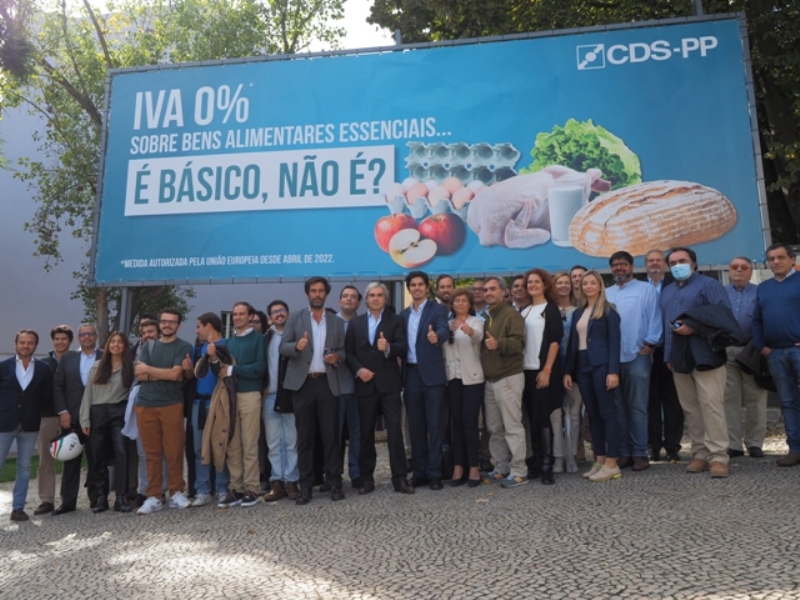 Cartaz do CDS-PP à porta do parlamento propõe isenção do IVA nos bens alimentares