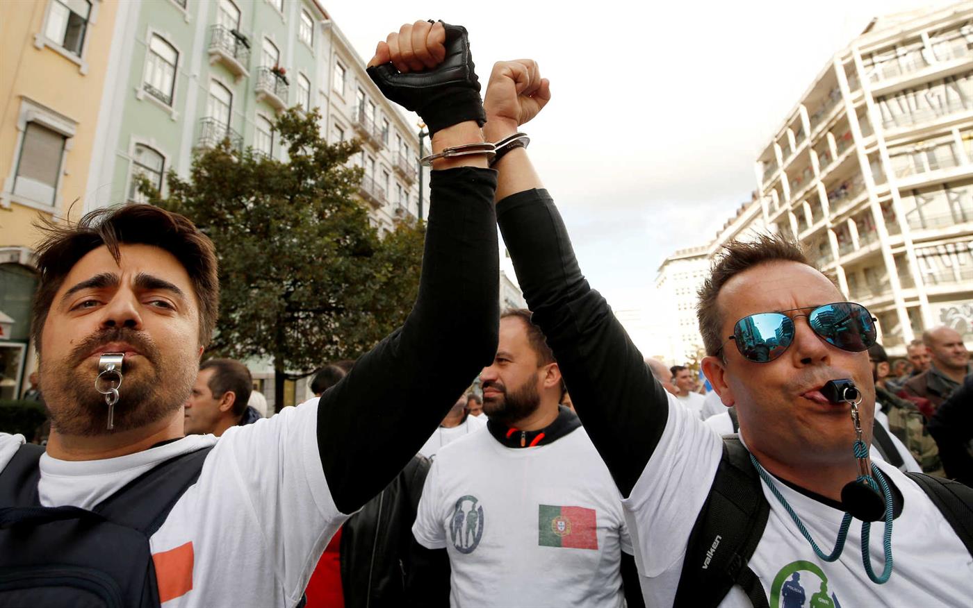 Polícias em protesto frente à AR no dia em que ministro recebe sindicatos
