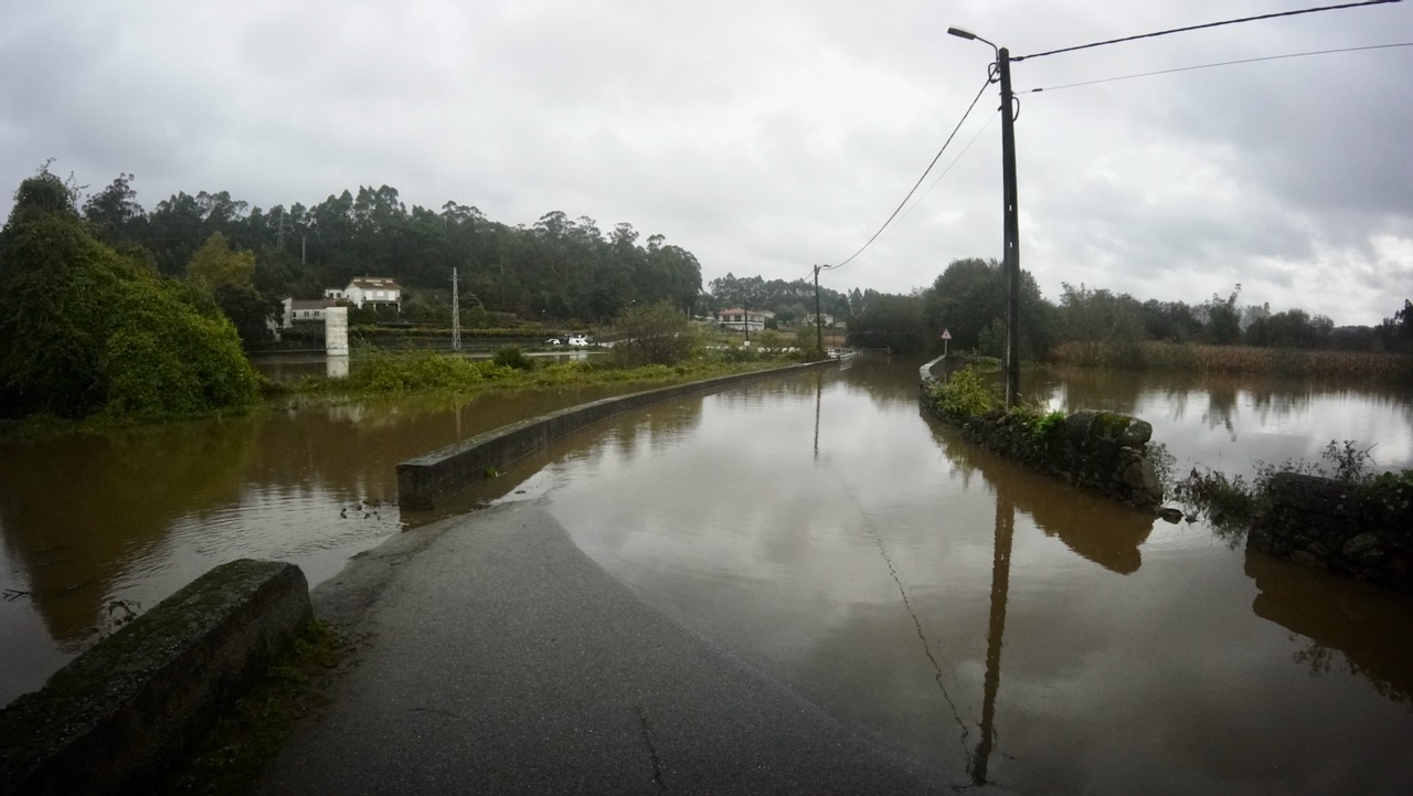 Minho continua a ´amarelo`e registaram mais de duas centenas de ocorrências devido a chuva e trovoada no país