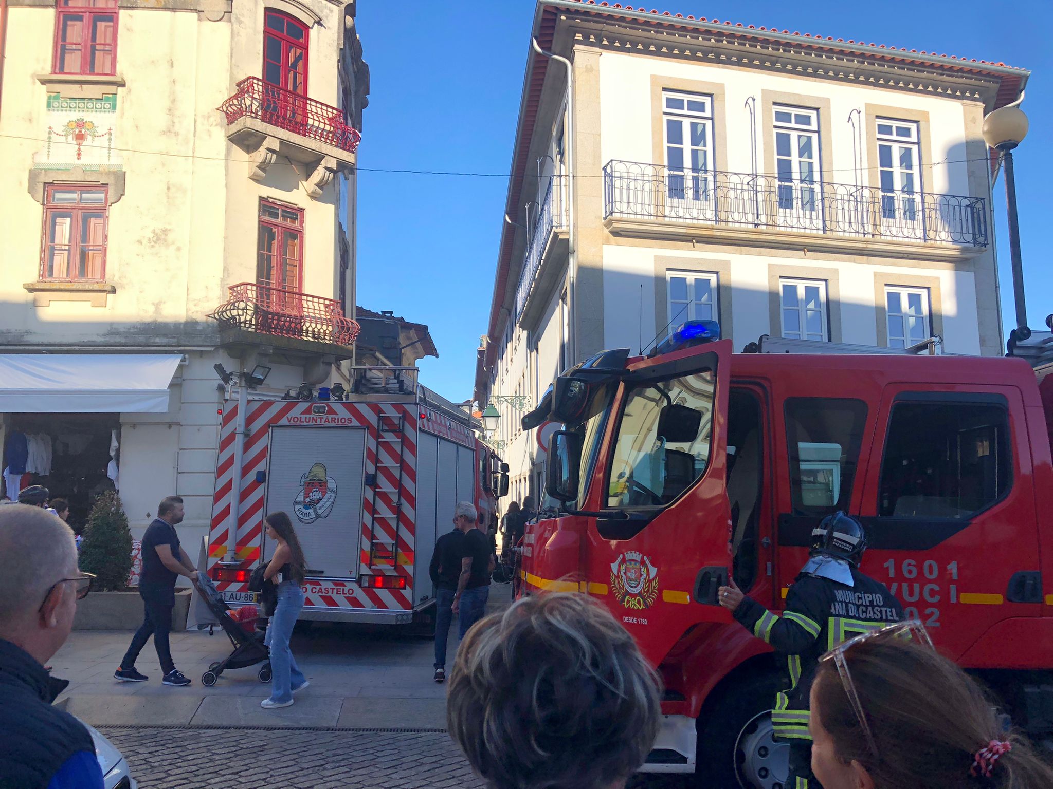 VIANA: Incêndio mobiliza bombeiros para o centro histórico