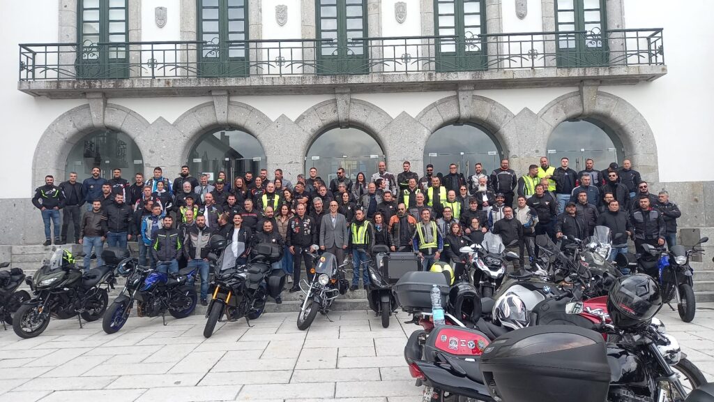 c/VÍDEO :: Mais de 100 bombeiros e agentes de proteção civil juntaram-se em convívio motard no Minho