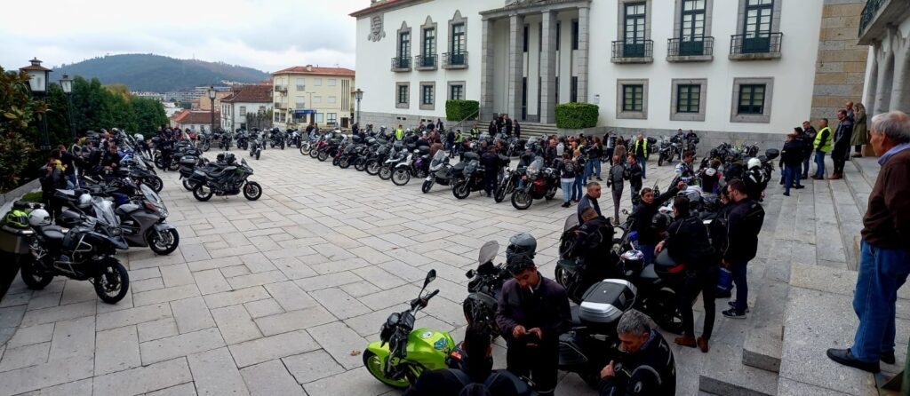 c/VÍDEO :: Mais de 100 bombeiros e agentes de proteção civil juntaram-se em convívio motard no Minho