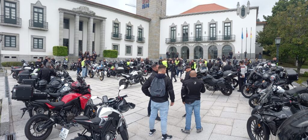 c/VÍDEO :: Mais de 100 bombeiros e agentes de proteção civil juntaram-se em convívio motard no Minho
