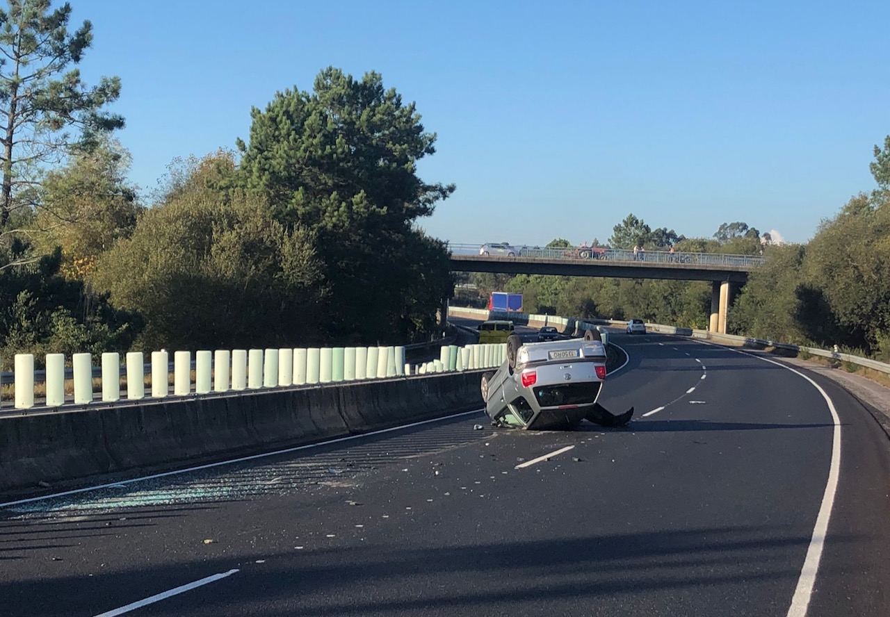 A28: Despiste de carro acaba em capotamento e um ferido em Viana