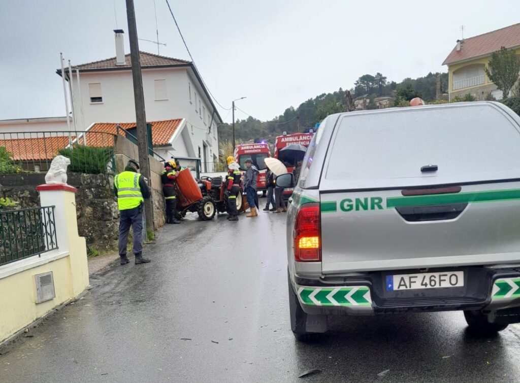 MONÇÃO: Colisão de carrinha com trator provoca três vítimas