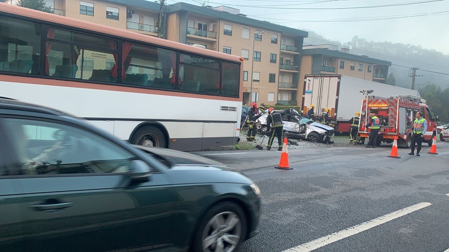 Colisão com autocarro faz um morto e três feridos