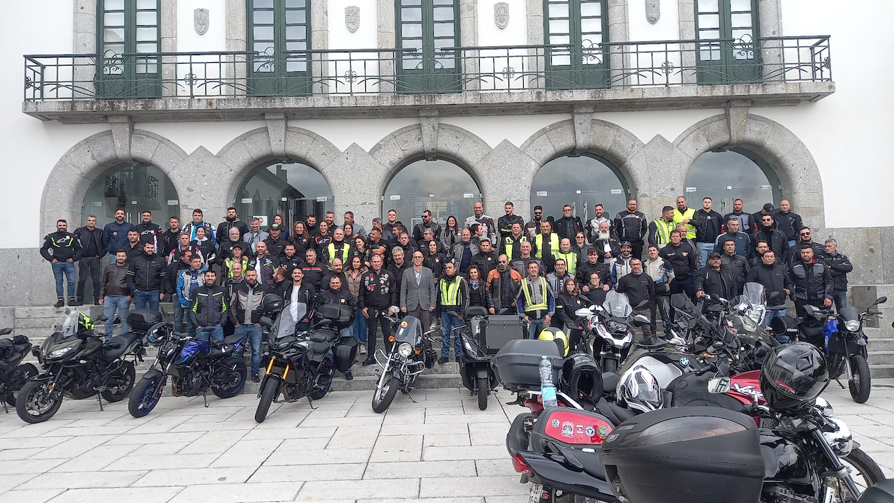 c/VÍDEO :: Mais de 100 bombeiros e agentes de proteção civil juntaram-se em convívio motard no Minho
