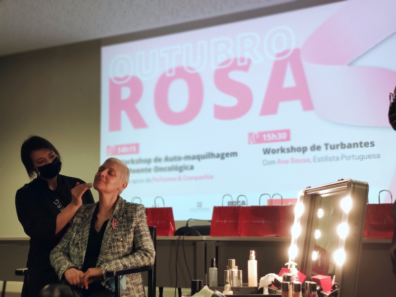 ´Turbantes`e ´Auto-Maquilhagem`no hospital para marca ´Outubro Rosa`