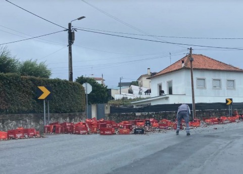 VIANA: Calma…são apenas grades com cervejas vazias