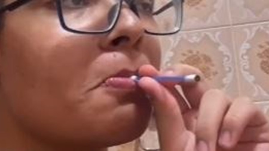 c/VÍDEO: Fumar cotonetes? É nova tendência no Tik Tok