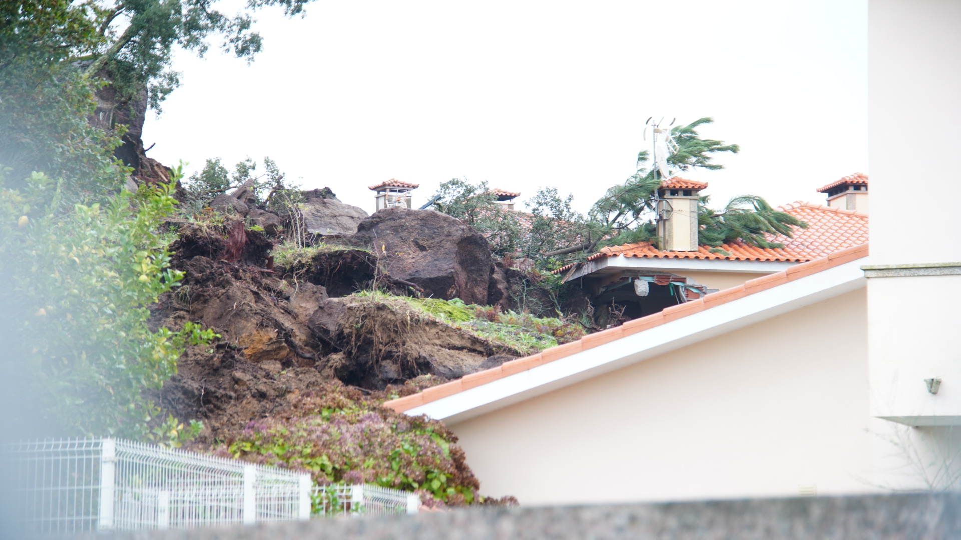 ESPOSENDE: Dois mortos em deslizamento de terra em Palmeira de Faro