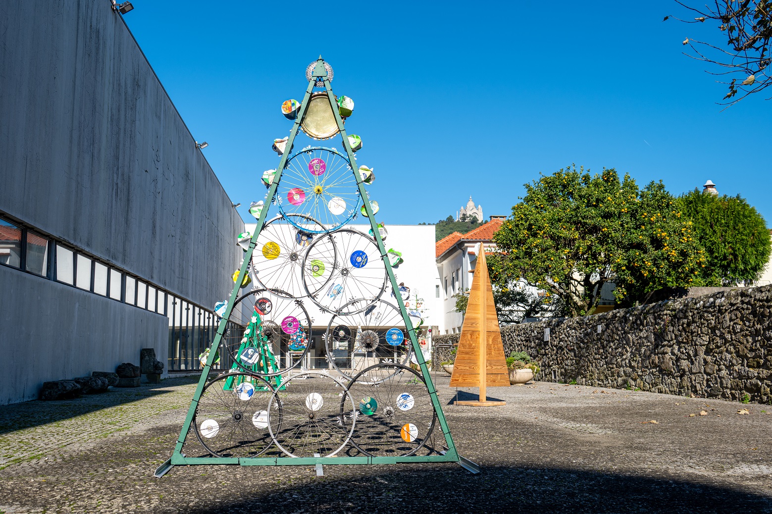 Reciclagem inspira exposição de pinheirinhos de Natal no Museu de Artes Decorativas