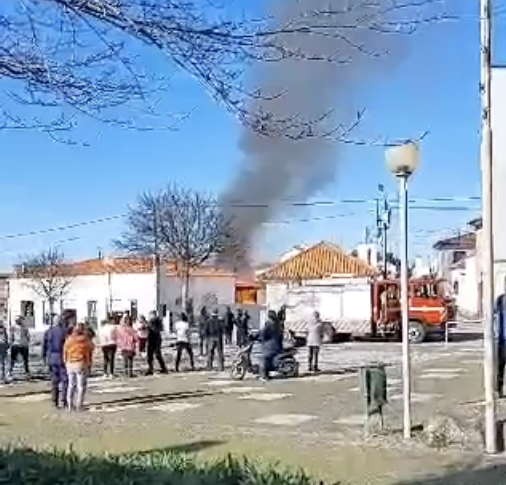 c/VÍDEO: ESPOSENDE: Carro arde em incêndio num anexo na freguesia de Marinhas