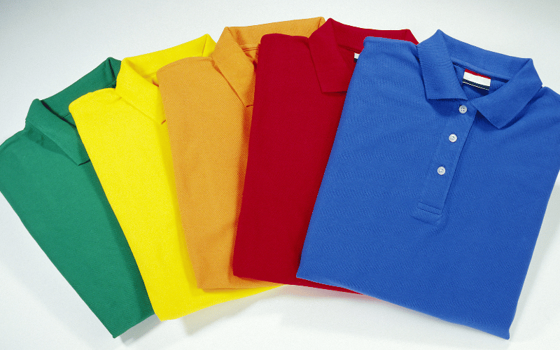 Ainda devo usar camisa polo?