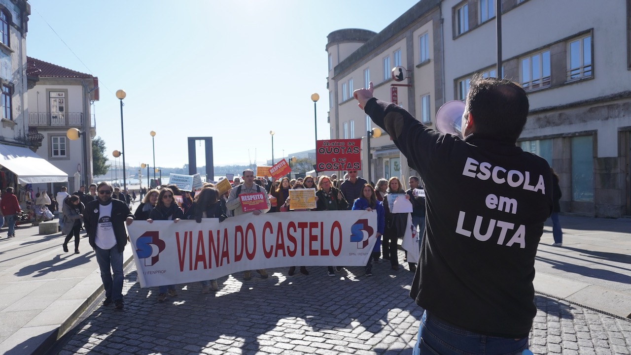 c/VÍDEO: VIANA: Greve distrital junta professores nas ruas de Viana do Castelo