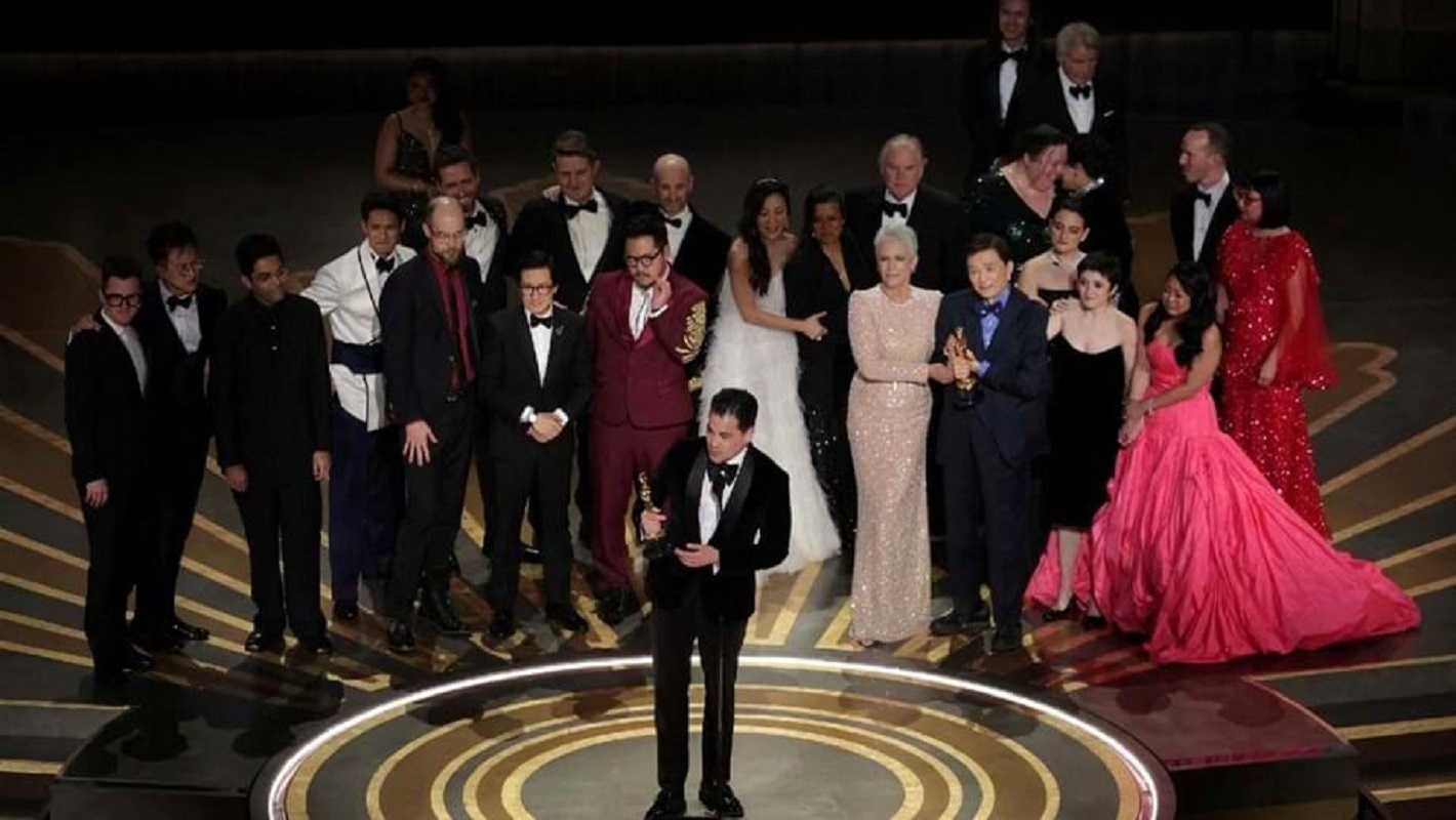 “Tudo em Todo o Lado ao Mesmo Tempo” deslumbra Hollywood com 7 Óscares e vitórias históricas