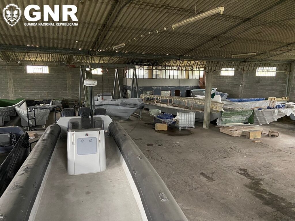 Vila Nova de Cerveira: GNR apreendeu oito embarcações de alta velocidade dentro de um armazém