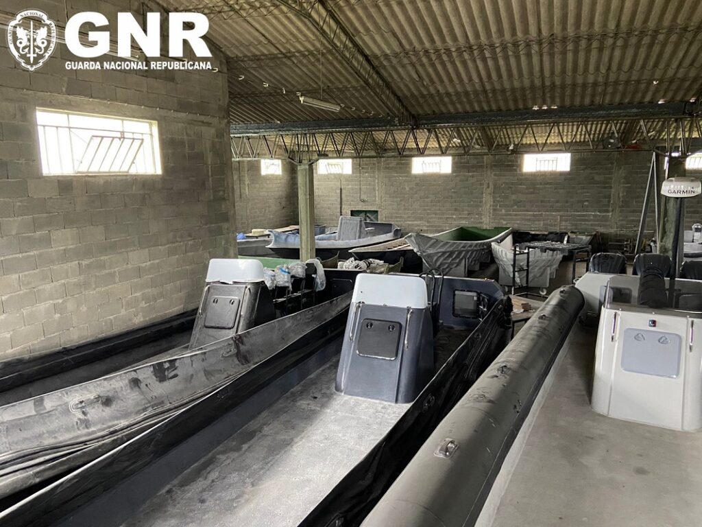 Vila Nova de Cerveira: GNR apreendeu oito embarcações de alta velocidade dentro de um armazém