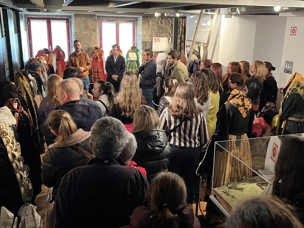 Ponte da Barca: Exposição “O Lenço no Traje” patente na Loja Interativa de Turismo