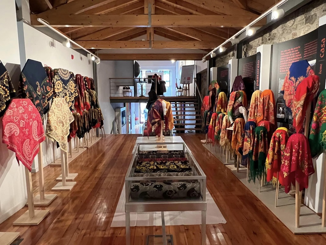 Ponte da Barca: Exposição “O Lenço no Traje” patente na Loja Interativa de Turismo