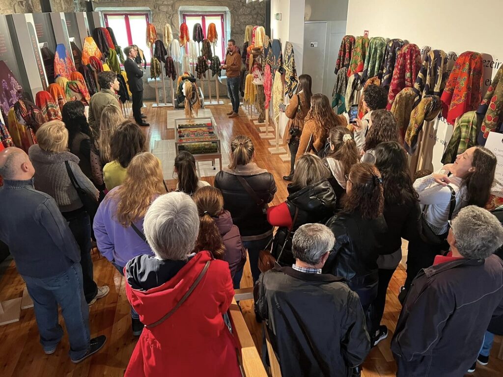 Ponte da Barca: Exposição “O Lenço no Traje” patente na Loja Interativa de Turismo