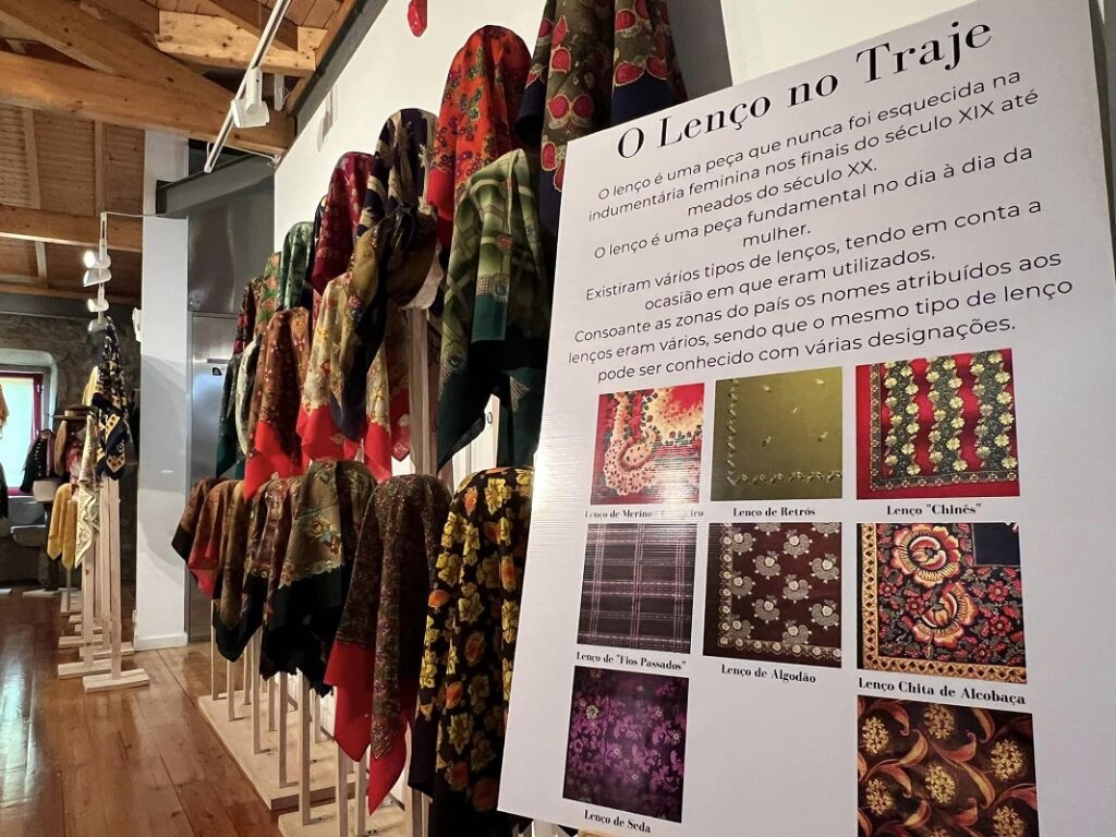 Ponte da Barca: Exposição “O Lenço no Traje” patente na Loja Interativa de Turismo