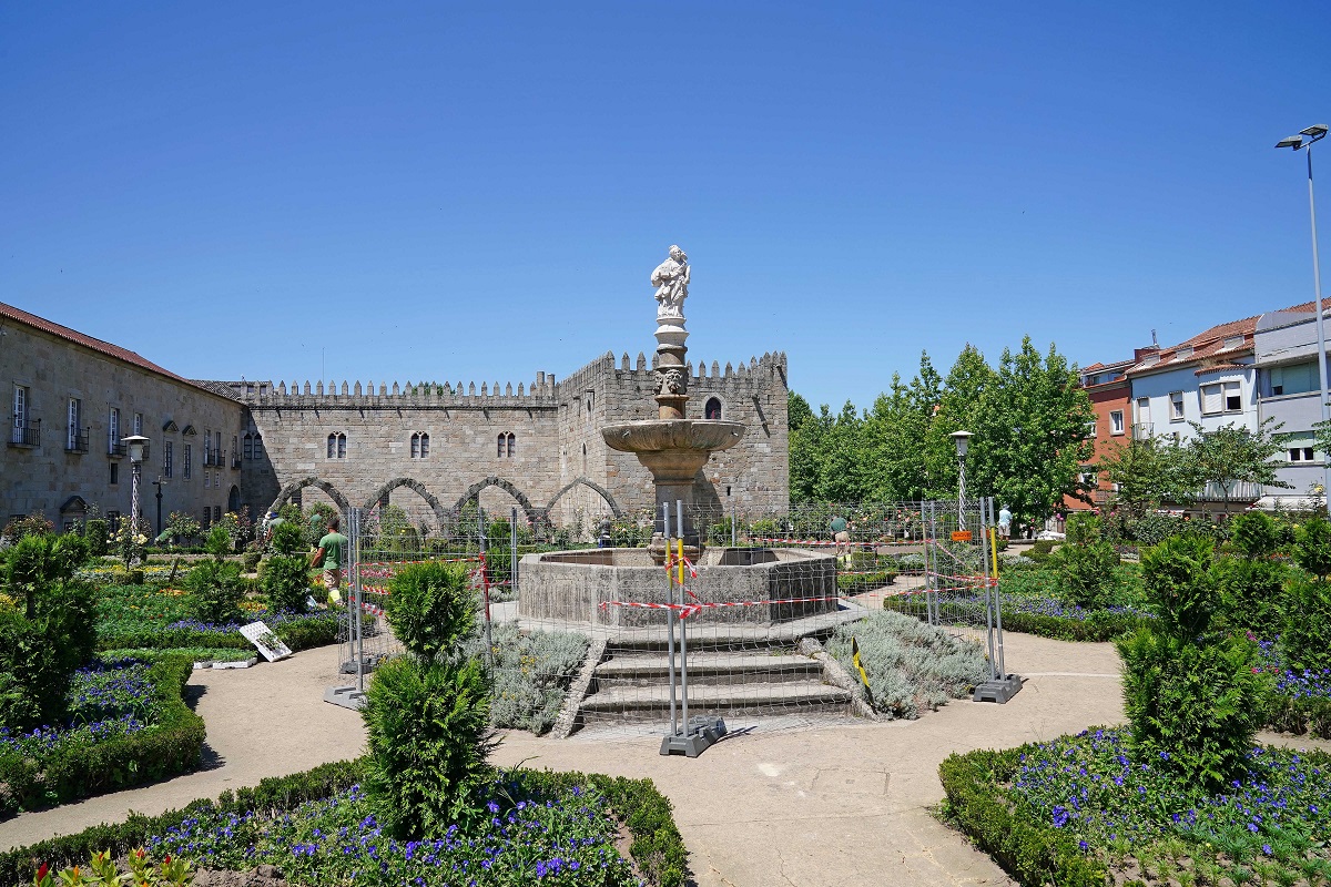 Câmara de Braga substitui escultura de Santa Bárbara no centro da cidade