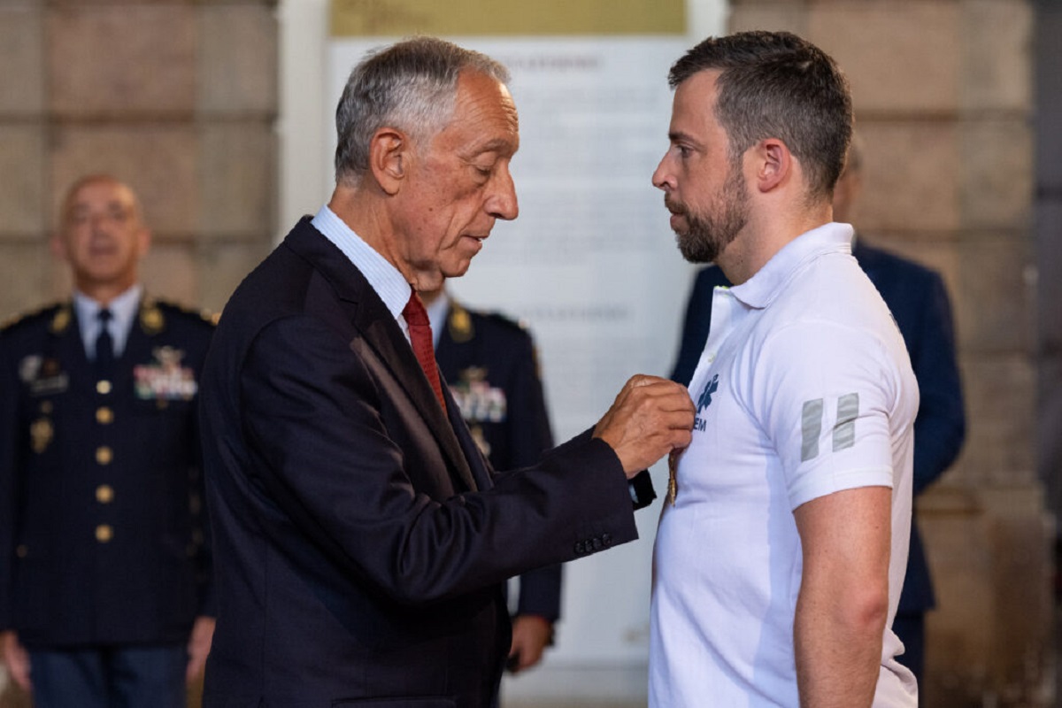 Elementos do INEM condecorados pelo Presidente da República