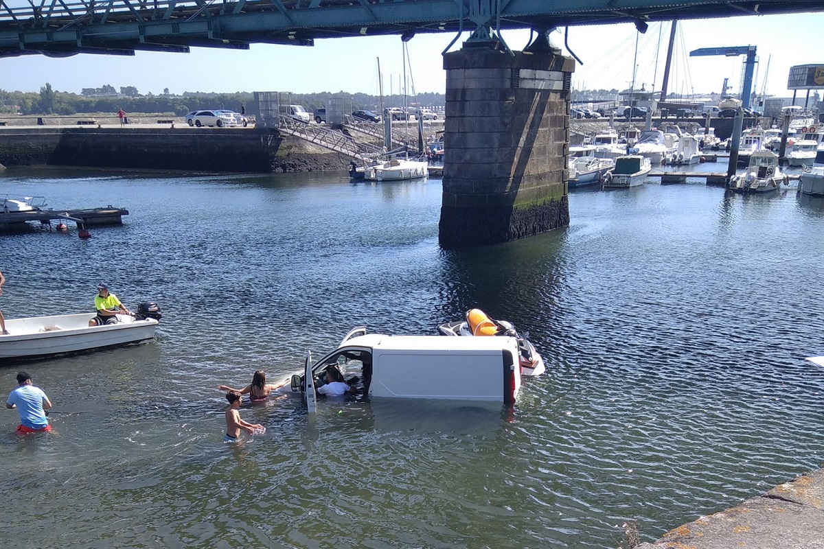 Carrinha parcialmente submersa junto à Ponte Eiffel