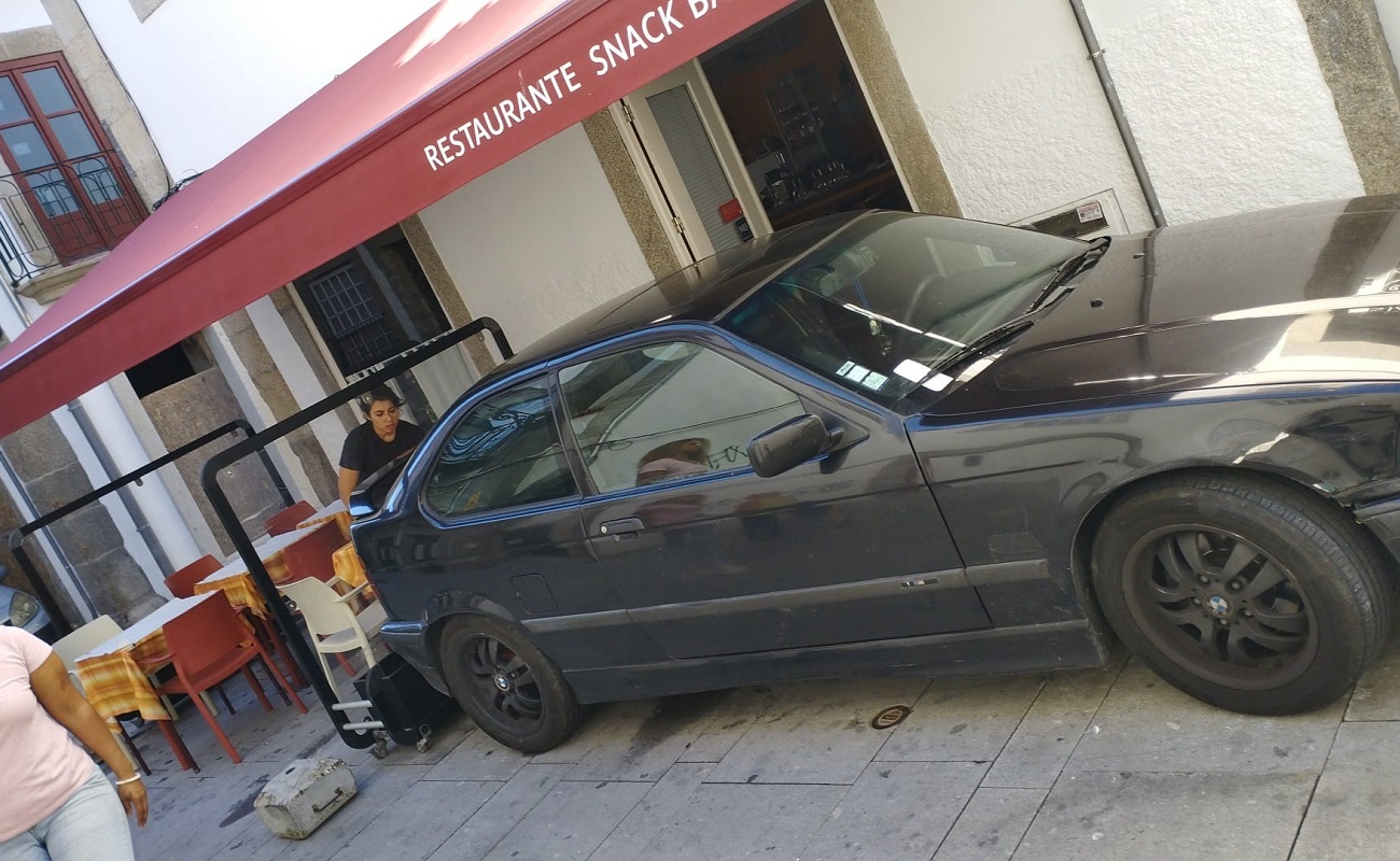 Estacionamento insólito bloqueia entrada de restaurante