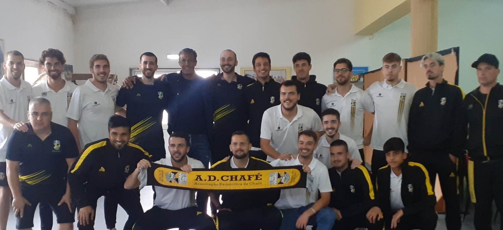 Campeão europeu Bruno Alves tira fotografia com a Associação Desportiva de Chafé