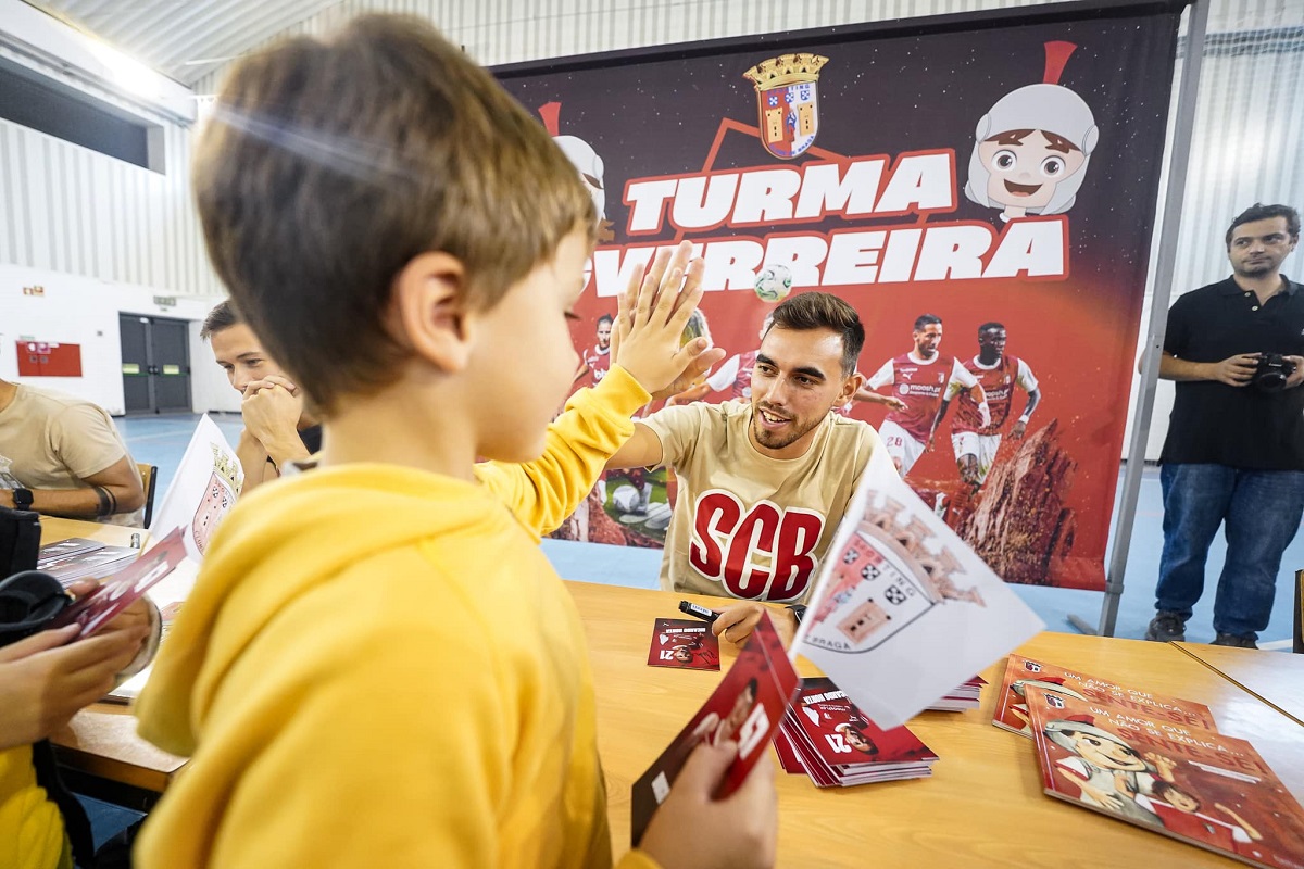 Jogadores do SC Braga visitam crianças do Centro Educativo da Feitosa