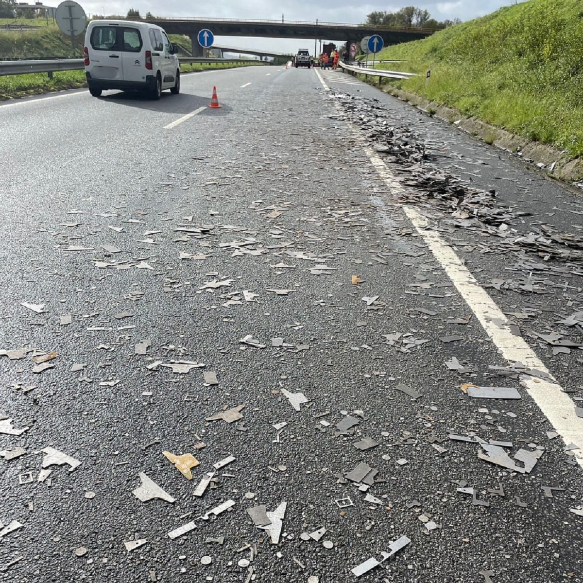 Atenção! Trânsito condicionado na A3 devido à queda de chapas de ferro na via