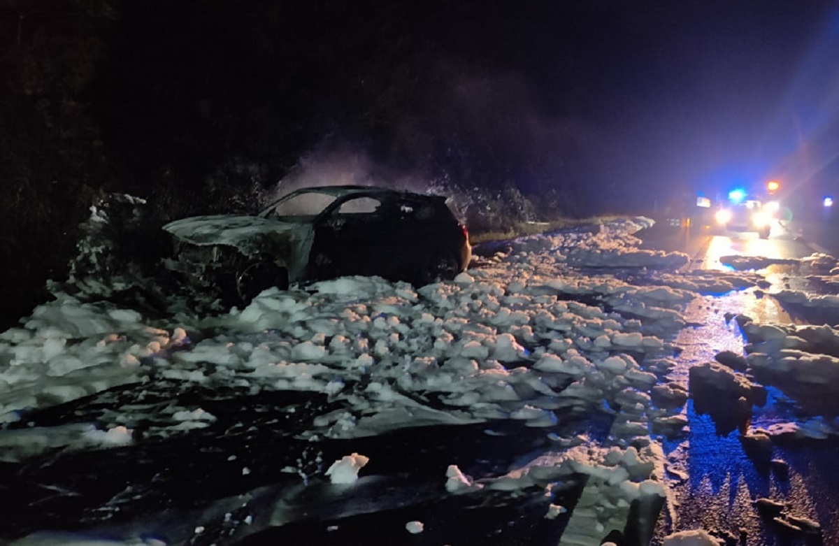 Carro arde na A3 em Paredes de Coura
