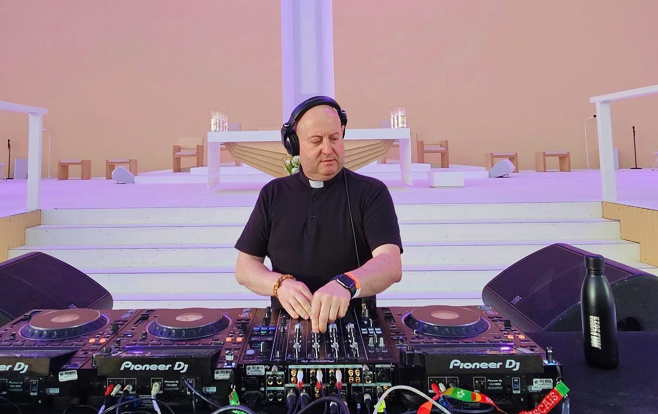 Padre Guilherme junta música eletrónica à Banda do Exército