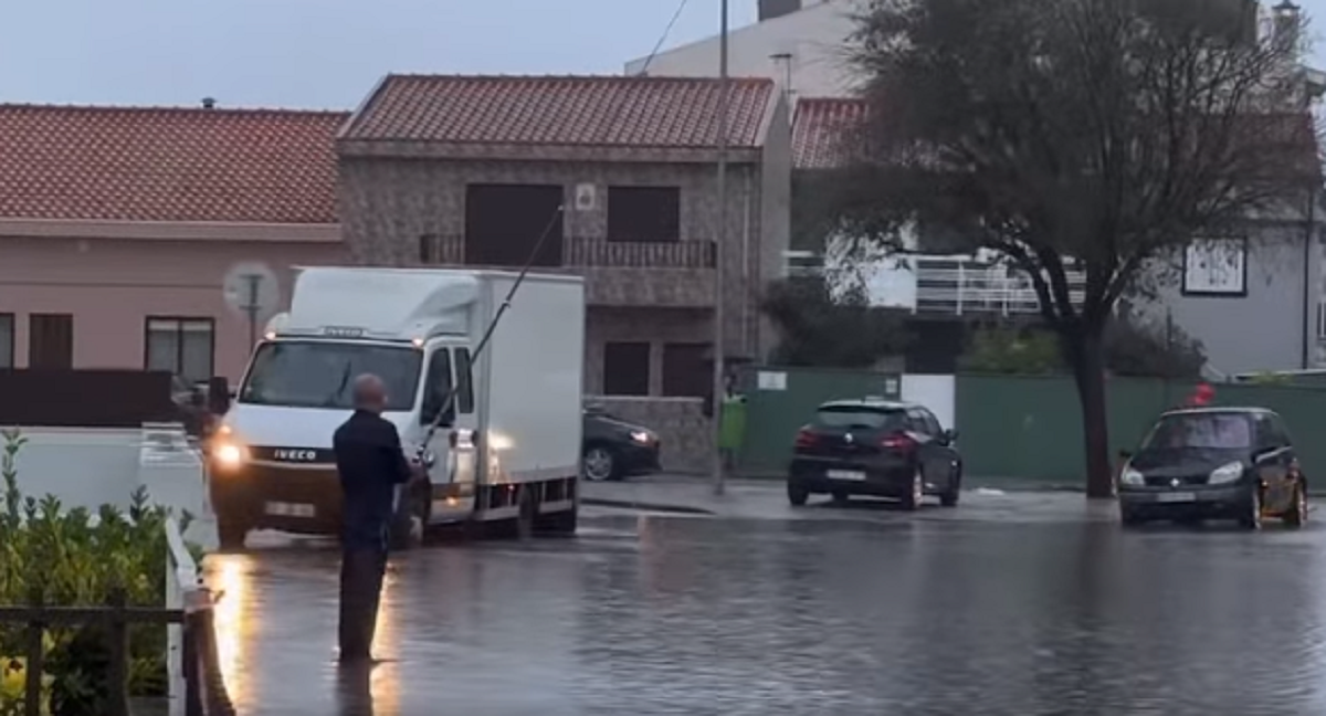 Homem “pesca robalos” em rua alagada