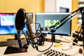 Sinfonia de ondas e uma noite animada: O papel da rádio na criação de uma experiência de entretenimento única
