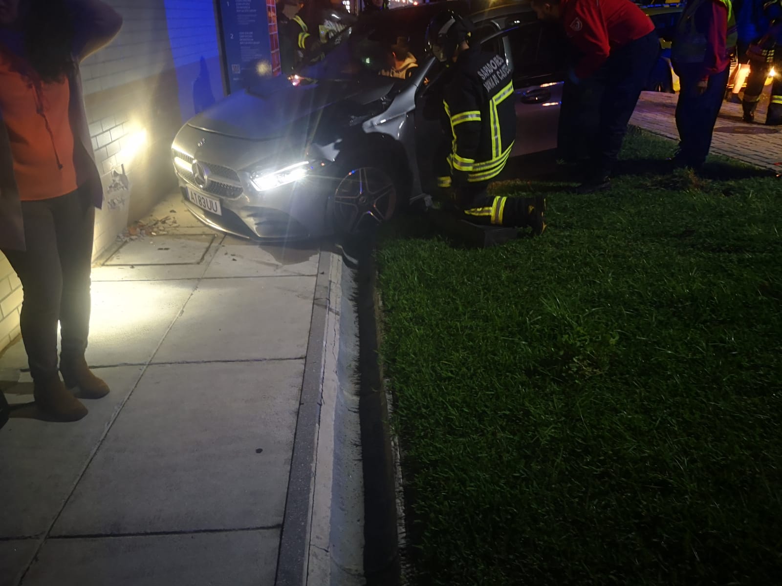 Aparatoso acidente provoca 4 feridos na Meadela