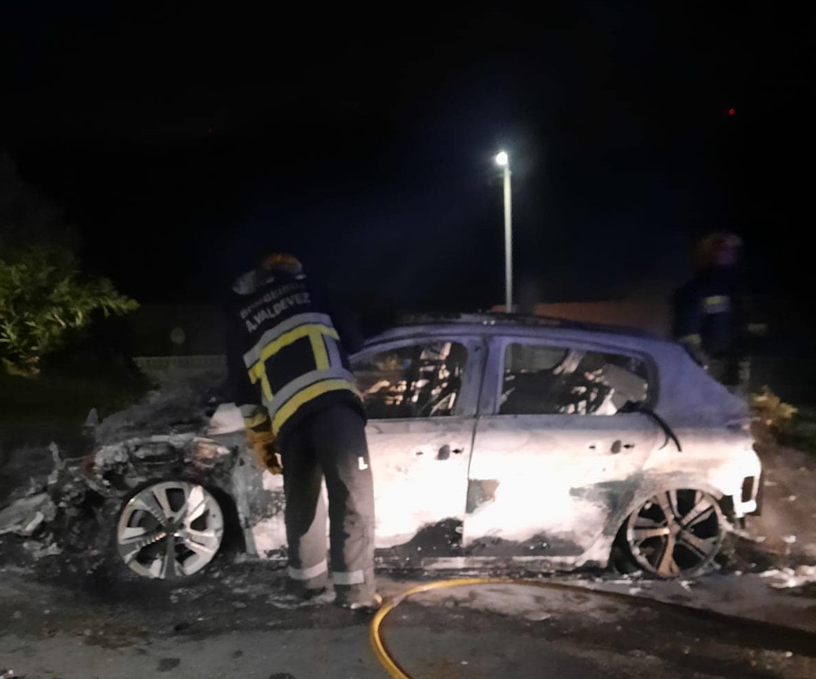 Arcos: Carro consumido pelas chamas em Cabreiro