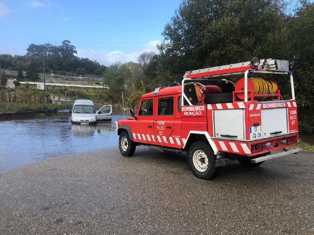 Monção: Bombeiros resgatam homem encurralado pela subida da água